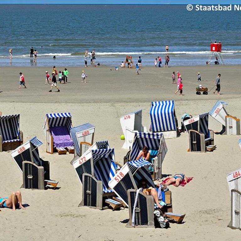 Strand, Nordsee, Norderney, Strandkörbe, Sommer, Urlaub, Badegäste, Meer, Erholung, Küste.