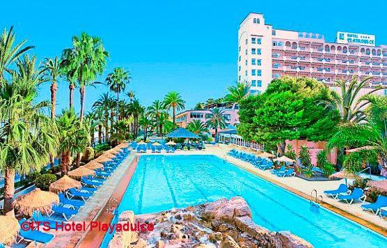 Ein großes Hotel mit mehreren Etagen liegt hinter einer weitläufigen Poollandschaft, 
