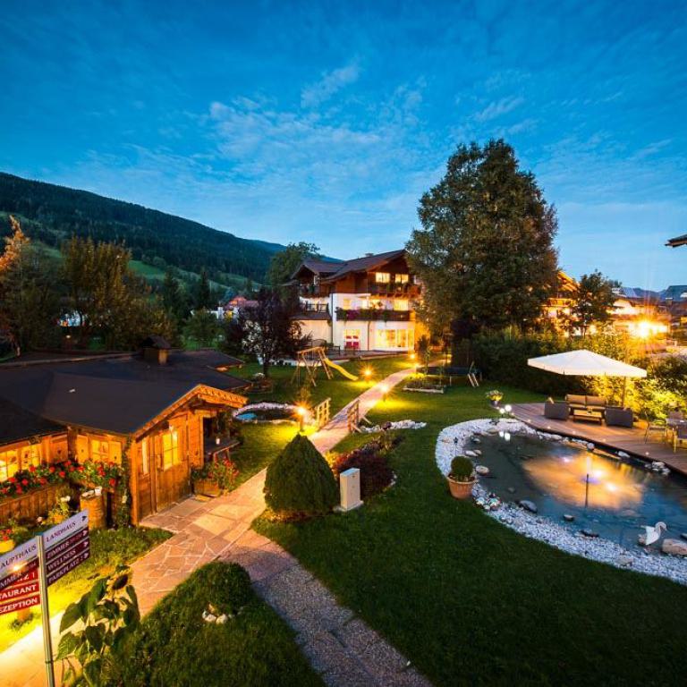 Hotelanlage, Schartner, Altenmarkt, Abendstimmung, Alpen, Garten, Teich, Urlaub, Entspannung, Österreich.
