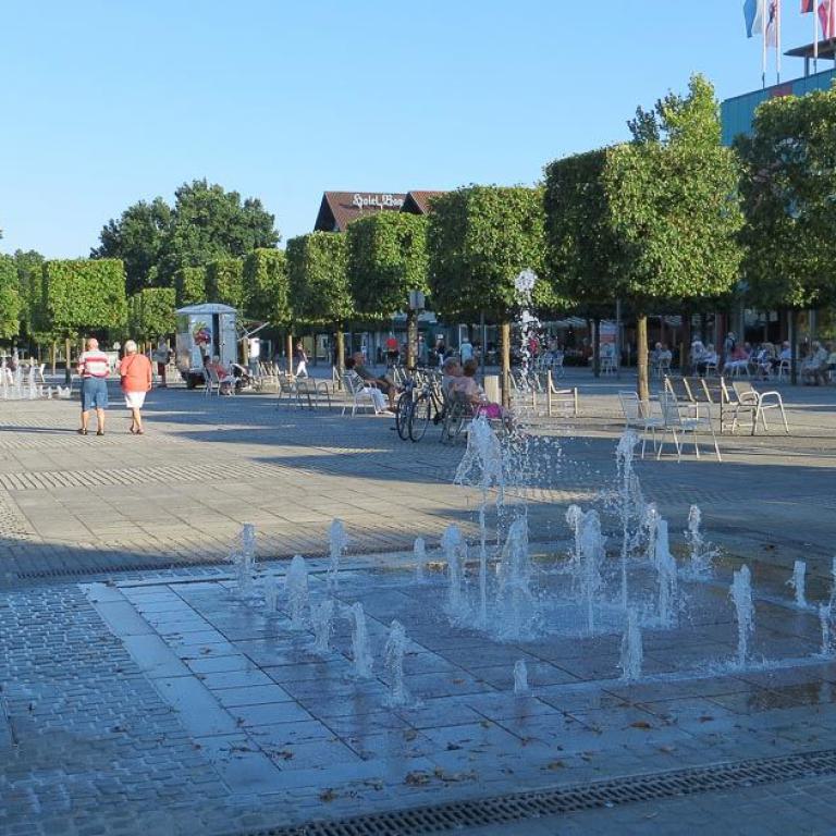 bad füssing, ortszentrum, platz, wasserspiele, brunnen, fußgängerzone, sommer, 