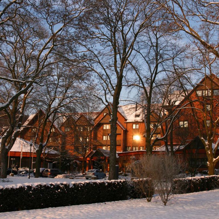 bad hersfeld, hotel, winter, schnee, fassade, park, bäume, abendstimmung, ruhige lage,
