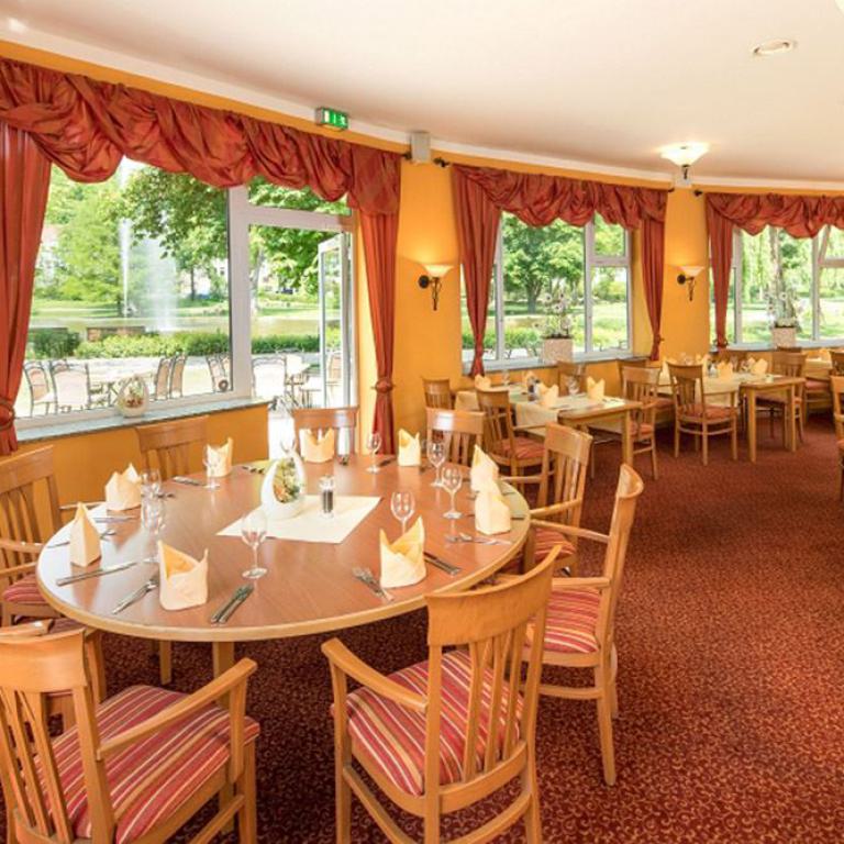 bad hersfeld, restaurant, innenraum, gedeckte tische, speisesaal, fensterblick