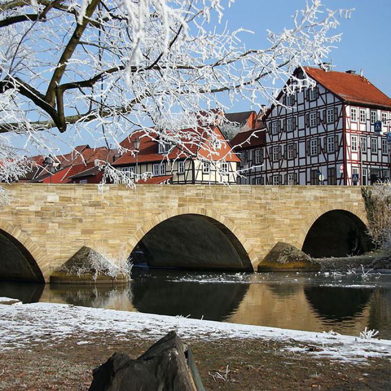 alte werrabrücke bad sooden-allendorf, steinbrücke im winter, fachwerkhäuser,