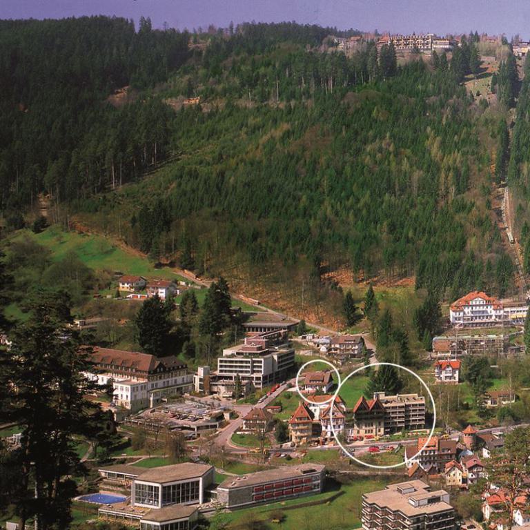 luftaufnahme von bad wildbad im schwarzwald, heilbad mit kurhäusern und waldlandschaft