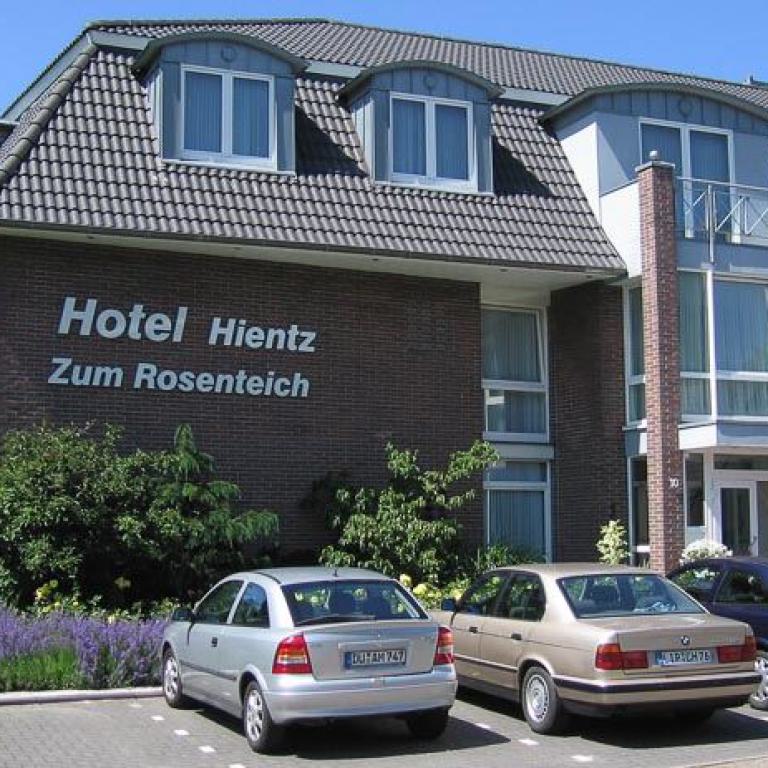 hotel, hientz, zum rosenteich, bad zwischenahn, außenansicht, fassade, parkplatz, autos, rosen, balkon mit blumen