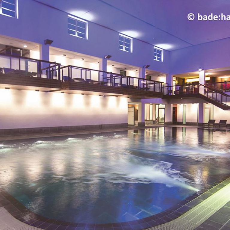 innenpool, badehaus, norderney, therme, wellnessbereich, entspannung, liegestühle, moderne architektur, beleuchtung