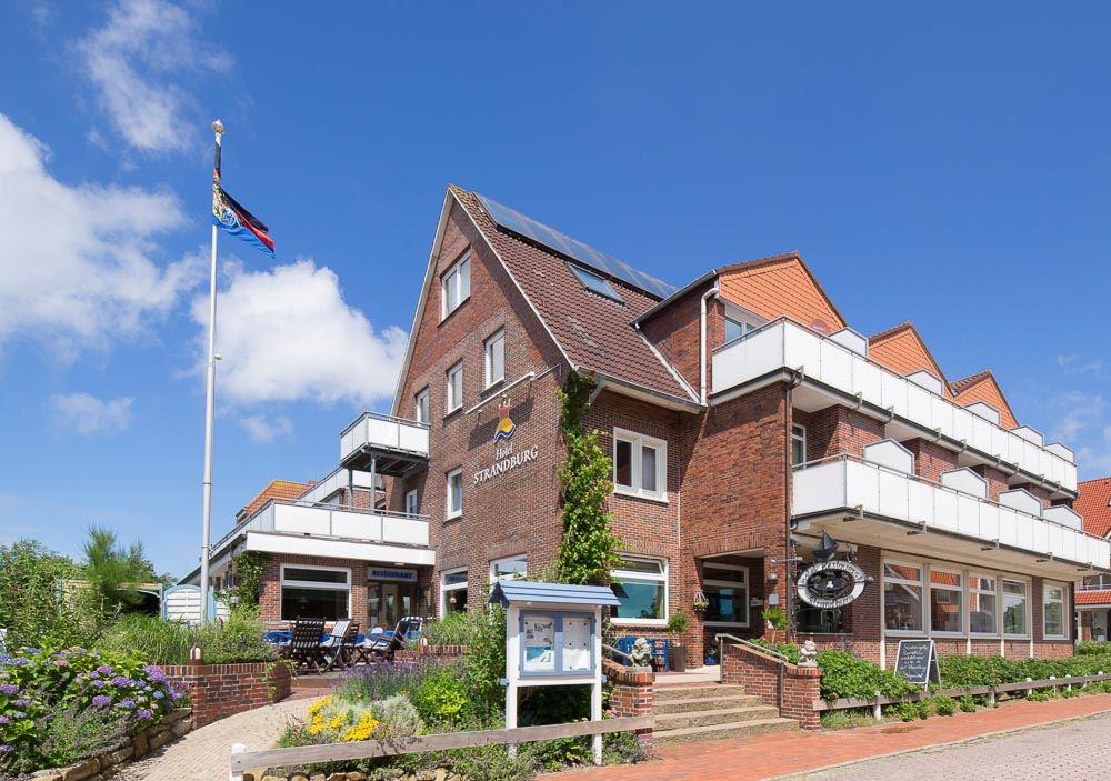 hotel strandburg, baltrum, hotelgebäude, rote klinkerfassade, balkon, blauweiße stühle, 