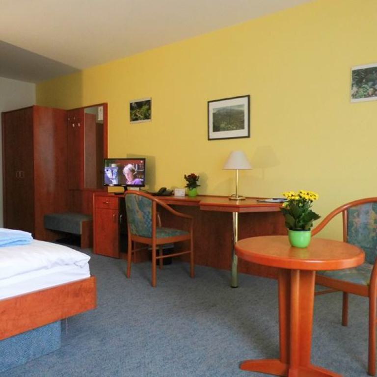hotelzimmer, brotterode, einzelzimmer, doppelzimmer, ferienwohnung, schreibtisch, fernseher, sitzecke,