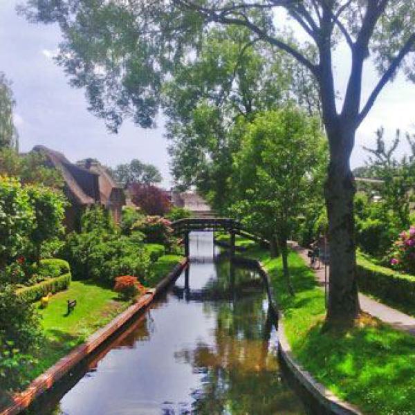 drenthe, holland, kanal, brücke, historische häuser, rosen, bäume, garten, niederlande, dorfidylle