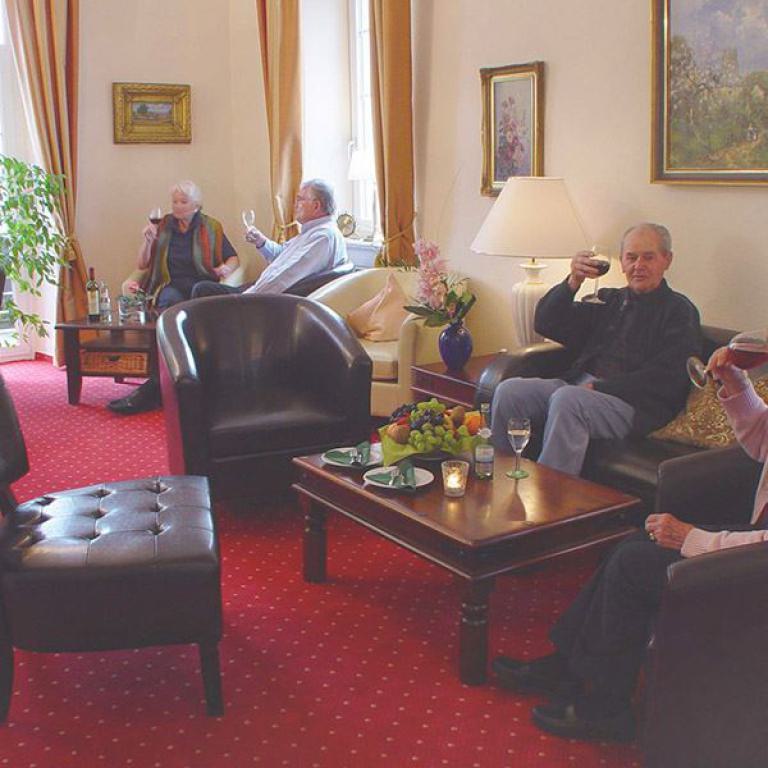 fernsehraum, senioren, gemütlich, aufenthalt, lounge, entspannung, rotteppich, gemeinschaft