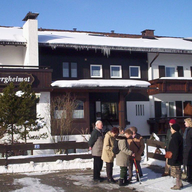 fischen im allgäu, pension bergheimat, winter, schnee, gebäude, menschen, gruppenreise,