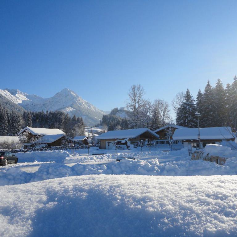 fischen im allgäu, winter, schnee, berge, alpen, rubihorn, dorf, häuser, winterlandschaft,
