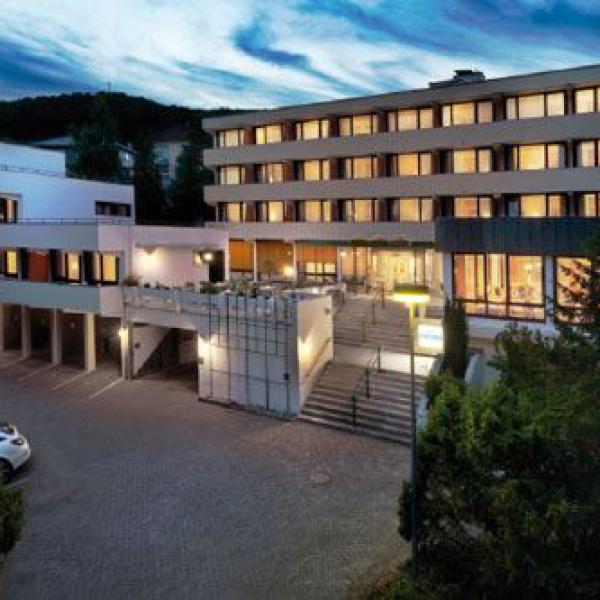 hotel fontana, außenansicht, abenddämmerung, beleuchtung, moderne architektur,