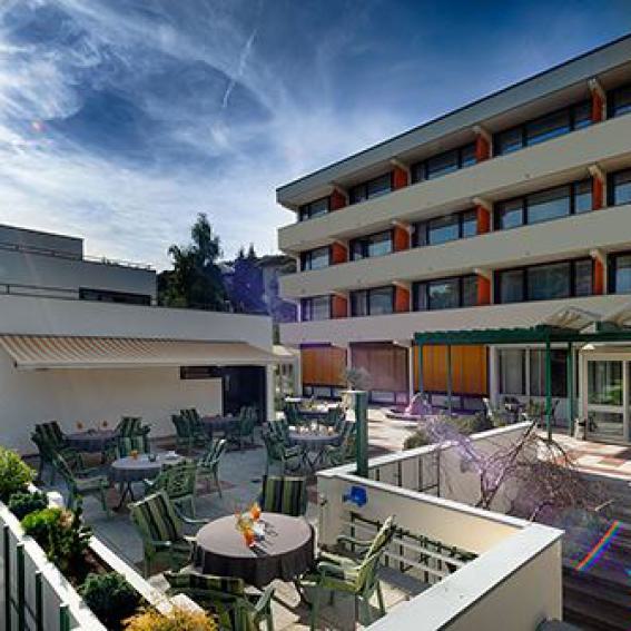 hotel fontana, sonnige terrasse, sitzgelegenheiten, außenbereich