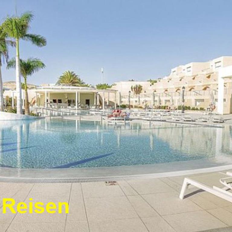 hotel, fuerteventura, poollandschaft, palmen, sonnenschirme, liegestühle, urlaub, kanarische inseln,