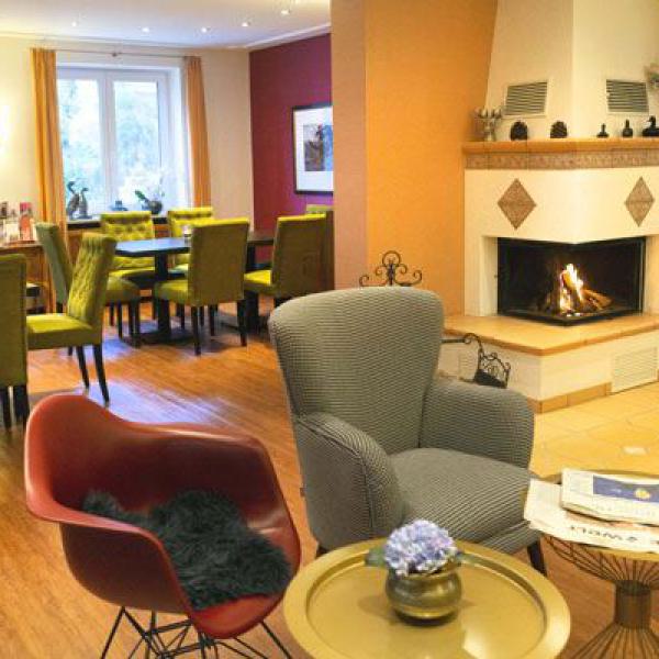 lounge, kamin, hotel, sitzecke, gemütlich, innenbereich, entspannung, stühle, tische, warm, urlaub