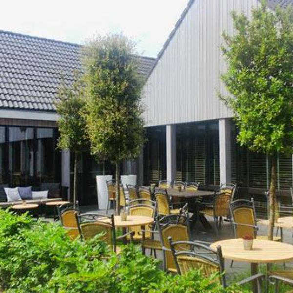 hotel, terrasse, außenbereich, sitzplätze, stühle, tische, sonnig, entspannung, gastronomie, natur