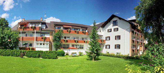 Außenansicht des Hotels mit gepflegtem Garten und Balkonen – hotel, außenansicht, garten, grünfläche, balkon, blumen, sommer, urlaub, unterkunft,