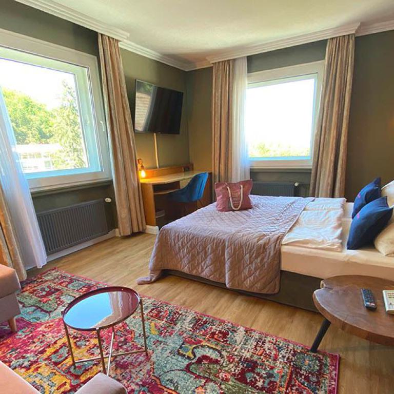 hotelzimmer, doppelbett, innenbereich, unterkunft, möbliert, schlafbereich, urlaub, komfort, hell, seniorenreise