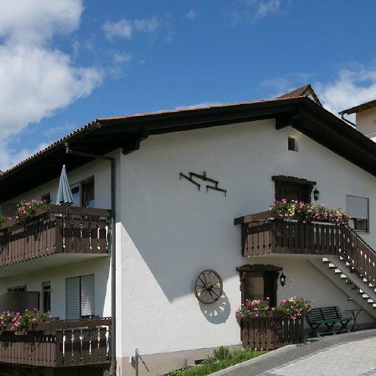 hotelzimmer, immenstaad, doppelbett, innenraum, unterkunft, möbliert, hell, urlaub, komfort, seniorenreise