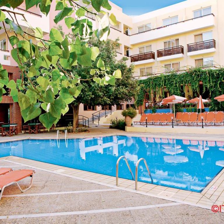 kreta, hotel, atrium, außenbereich, garten, palmen, griechenland, urlaub, unterkunft, seniorenreise