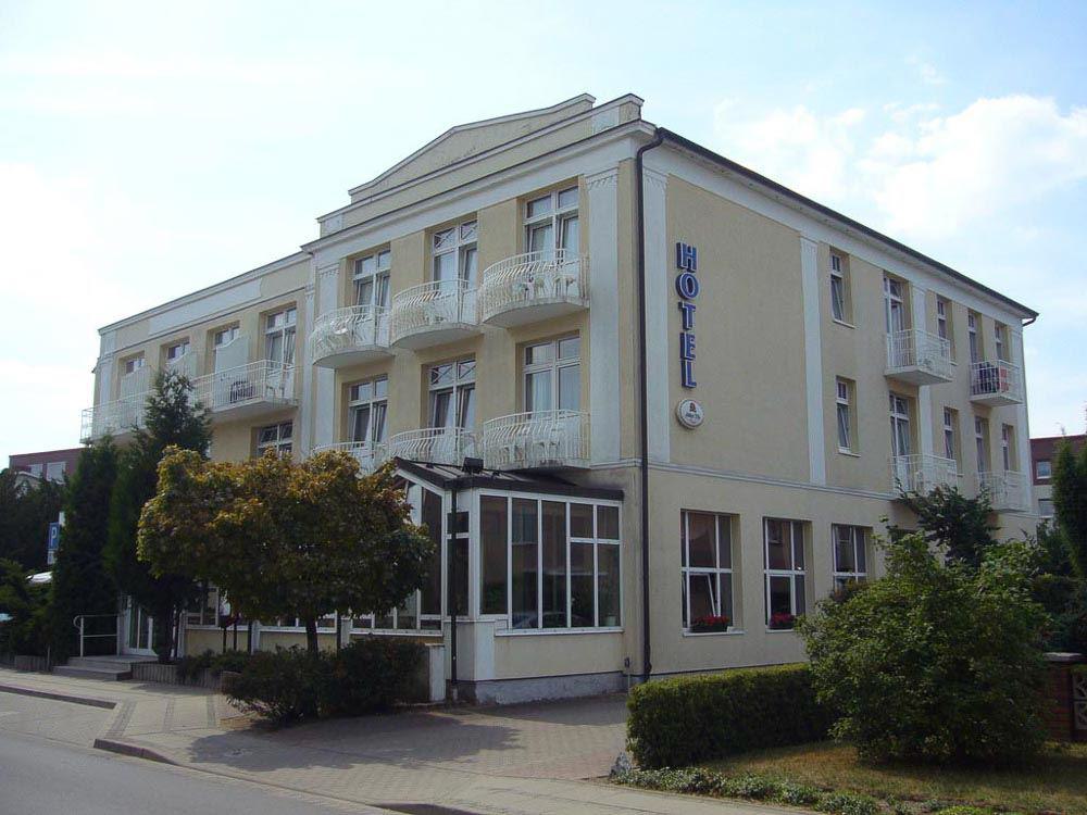 Hotel Poseidon in Kühlungsborn – zentrale Lage an der Ostseeküste kühlungsborn, hotel, poseidon, außenansicht, fassade, ostsee, unterkunft, urlaub, balkon, seniorenreise